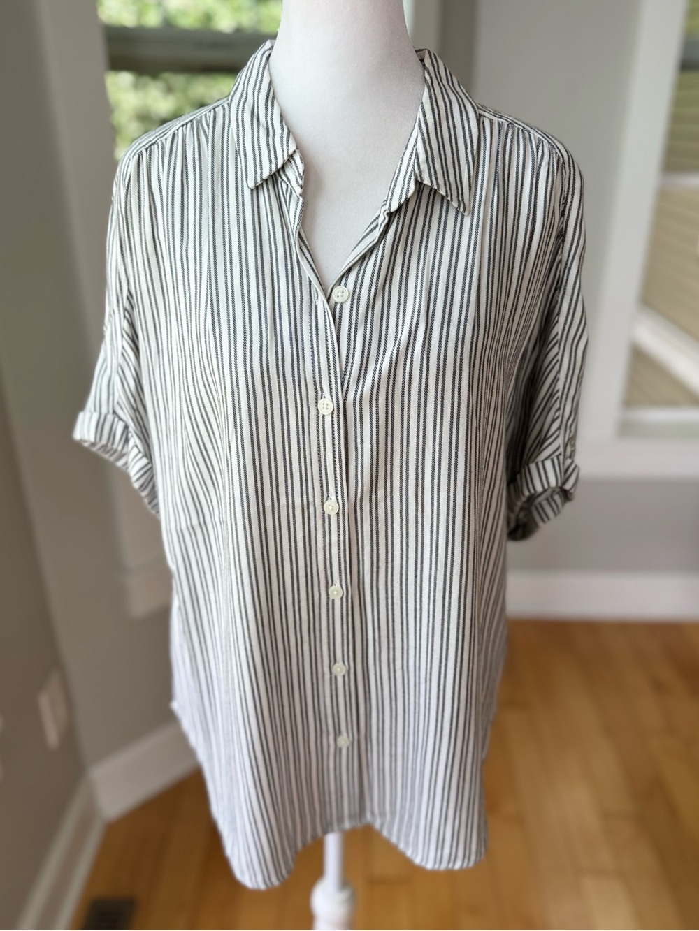 Universal Thread Drapey Short Sleeve Button Down Shirt White Black Stripes Sz M